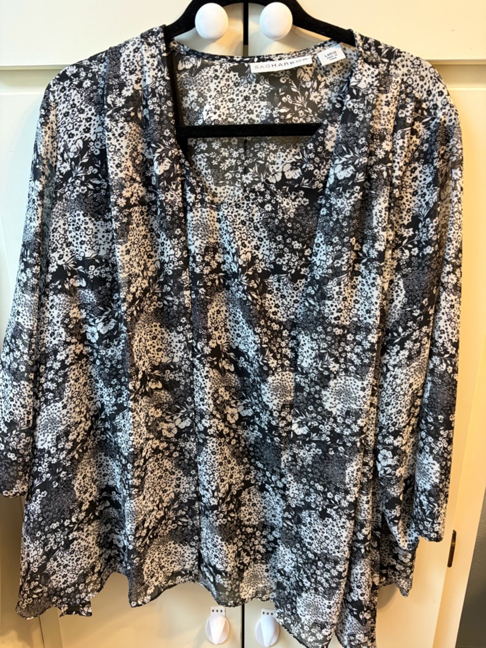 Sag Harbor Black & White Floral V-Neck Tunic Top